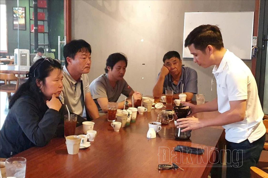 Anh Lê Văn Hoàng (bên phải) Giám đốc Công ty Cà phê Bazan Đắk Nông chia sẻ cho đoàn du khách đến từ Hàn Quốc về trải nghiệm nếm cà phê do anh Long làm hướng dẫn viên du lịch Anh Lê Văn Hoàng (bên phải) Giám đốc Công ty Cà phê Bazan Đắk Nông chia sẻ cho đoàn du khách đến từ Hàn Quốc về trải nghiệm nếm cà phê do anh Long làm hướng dẫn viên du lịch