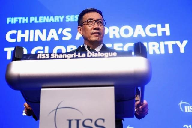 Bộ trưởng Quốc phòng Trung Quốc Đổng Quân phát biểu tại Đối thoại Shangri-La sáng 2.6 tại Singapore. ẢNH REUTERS
