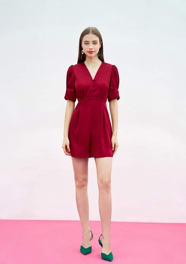 Mùa hè năm nay có thêm những mẫu shawty jumpsuit được may từ vải satin mềm mại, chi tiết cổ chữ V tăng thêm phần hack dáng mang đến vẻ ngoài trẻ trung, thời thượng cho người mặc.