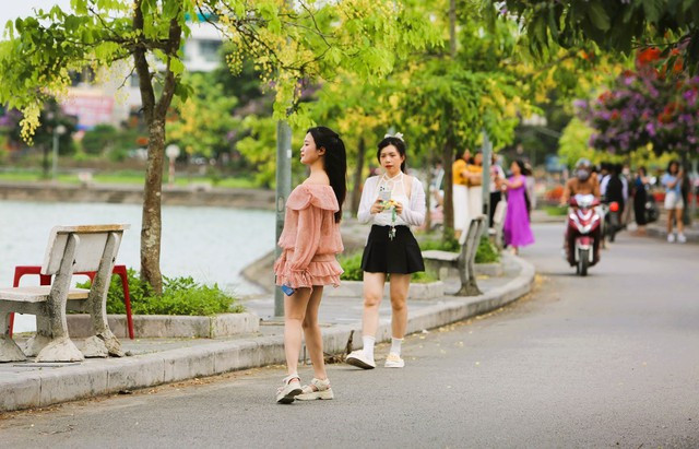 Các bạn gái trẻ tạo dáng chụp ảnh trước cảnh sắc ngập tràn sắc hoa Các bạn gái trẻ tạo dáng chụp ảnh trước cảnh sắc ngập tràn sắc hoa