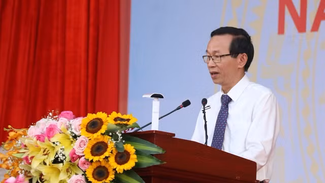 GS Nguyễn Văn Minhbày tỏ sự ngưỡng mộ với các tân sinh viên vì đã dám chọn học sư phạm. Ảnh: THANH HÙNG