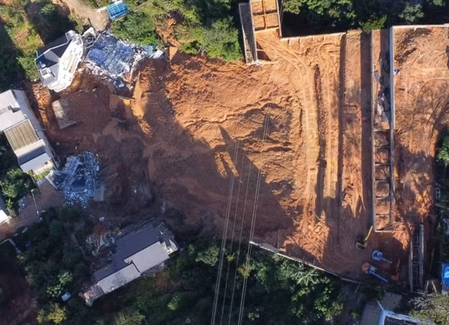 Bờ ta luy bị sạt lở ở Đà Lạt vi phạm hành lang an toàn lưới điện. Ảnh: Lâm Viên