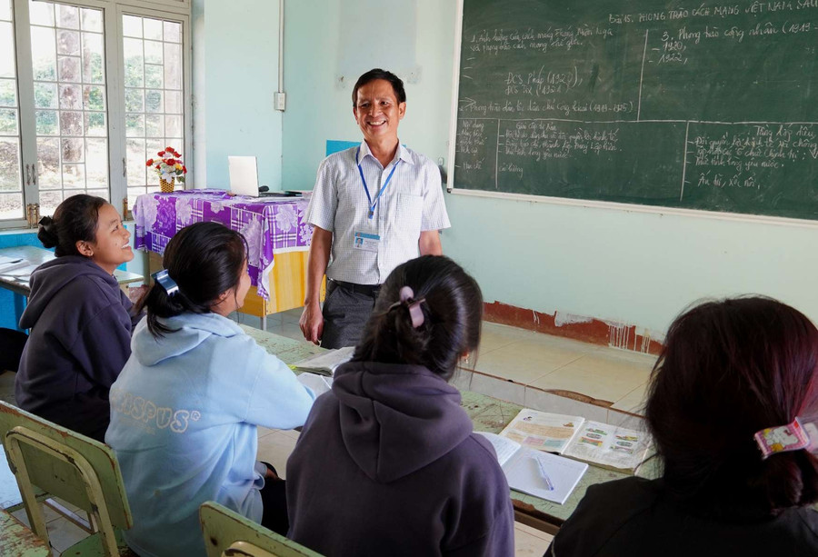 Thầy giáo Trần Ngọc Mạnh luôn được học sinh yêu quý, kính trọng. Ảnh: TL