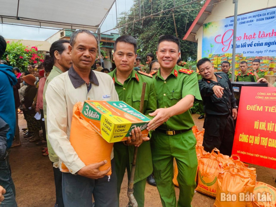 Tặng quà cho người dân. Tặng quà cho người dân.