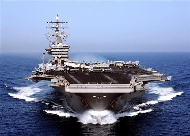 Tàu sân bay USS Dwight D. Eisenhower của Mỹ di chuyển trên biển Arab. (Ảnh: AFP/TTXVN) Tàu sân bay USS Dwight D. Eisenhower của Mỹ di chuyển trên biển Arab. (Ảnh: AFP/TTXVN)