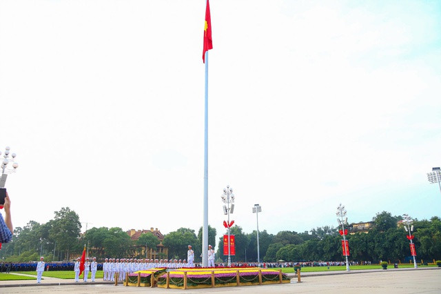 Lá cờ Tổ quốc từ từ được kéo lên trong tiếng Quốc ca, khi kết thúc Quốc ca thì Quốc kỳ cũng lên đến đỉnh cột cờ.