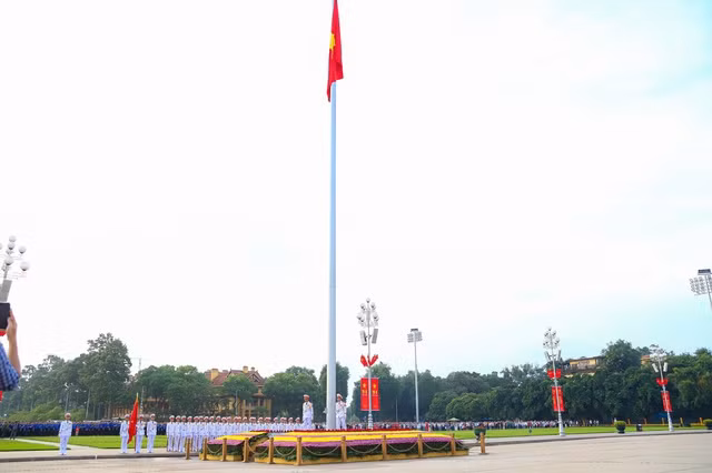 Lá cờ Tổ quốc từ từ được kéo lên trong tiếng Quốc ca, khi kết thúc Quốc ca thì Quốc kỳ cũng lên đến đỉnh cột cờ. Lá cờ Tổ quốc từ từ được kéo lên trong tiếng Quốc ca, khi kết thúc Quốc ca thì Quốc kỳ cũng lên đến đỉnh cột cờ.