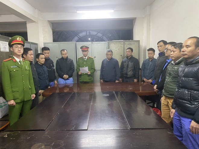 Cơ quan công an tống đạt quyết định tố tụng với một số cán bộ, nhân viên trung tâm đăng kiểm bị điều tra. Ảnh: Hà Trung Cơ quan công an tống đạt quyết định tố tụng với một số cán bộ, nhân viên trung tâm đăng kiểm bị điều tra. Ảnh: Hà Trung