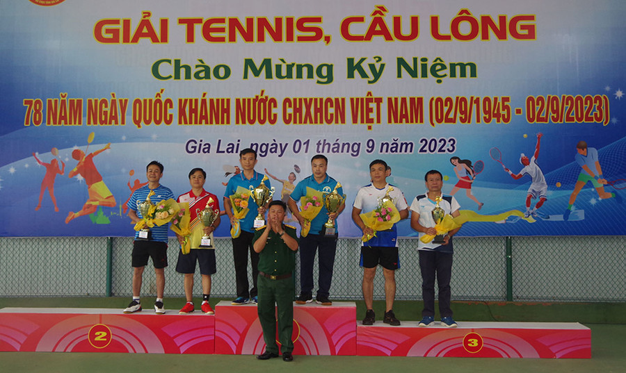 Đại tá Lê Trọng Thủy-Phó Chỉ huy trưởng, Tham mưu trưởng Bộ CHQS tỉnh trao cúp cho các cặp VĐV đạt giải nội dung Cầu lông đôi nam. Ảnh: Huỳnh Văn Đại tá Lê Trọng Thủy-Phó Chỉ huy trưởng, Tham mưu trưởng Bộ CHQS tỉnh trao cúp cho các cặp VĐV đạt giải nội dung Cầu lông đôi nam. Ảnh: Huỳnh Văn