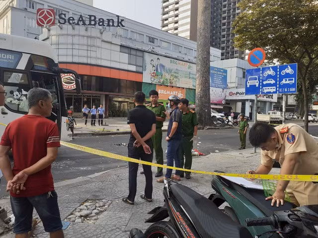 Công an phong toả hiện trường. Công an phong toả hiện trường.