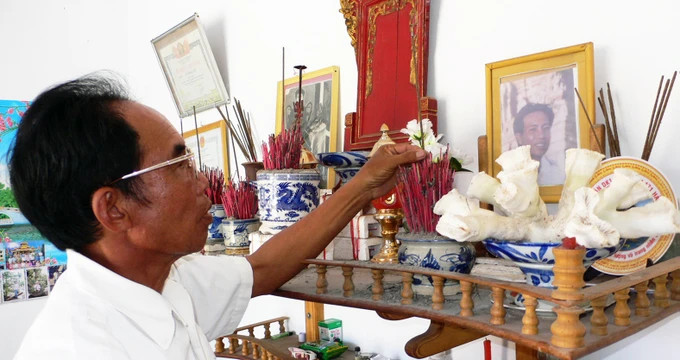 Di ảnh Anh hùng liệt sĩ Vũ Quang Chương và nhành san hô tưởng niệm trên bàn thờ Di ảnh Anh hùng liệt sĩ Vũ Quang Chương và nhành san hô tưởng niệm trên bàn thờ