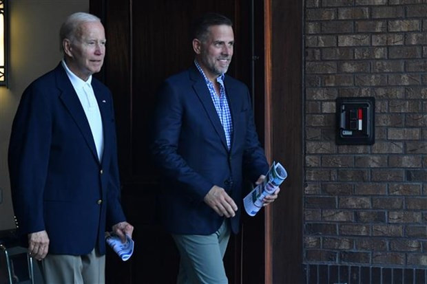 Tổng thống Mỹ Joe Biden (trái) và con trai Hunter Biden tại Johns Island, bang Nam Carolina ngày 13/8/2022. (Ảnh: AFP/TTXVN) Tổng thống Mỹ Joe Biden (trái) và con trai Hunter Biden tại Johns Island, bang Nam Carolina ngày 13/8/2022. (Ảnh: AFP/TTXVN)