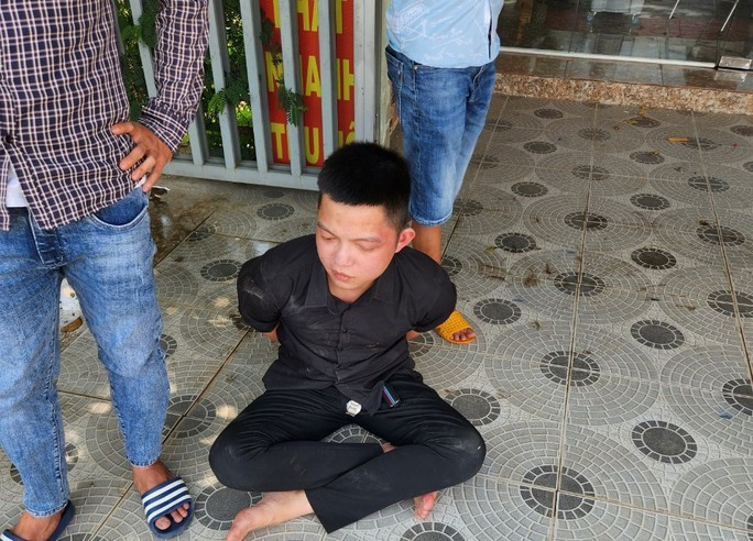 Một trong 2 đối tượng bị khống chế đưa về trụ sở công an.