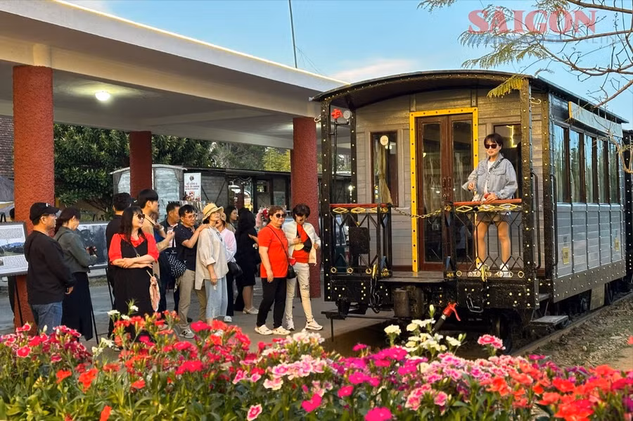 Du khách tham quan tại Ga Đà Lạt. Ảnh: ĐOÀN KIÊN