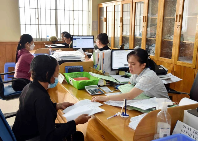 Cử tri đề nghị Bộ Nội vụ sớm có văn bản hướng dẫn bảng lương theo vị trí việc làm. Cử tri đề nghị Bộ Nội vụ sớm có văn bản hướng dẫn bảng lương theo vị trí việc làm.