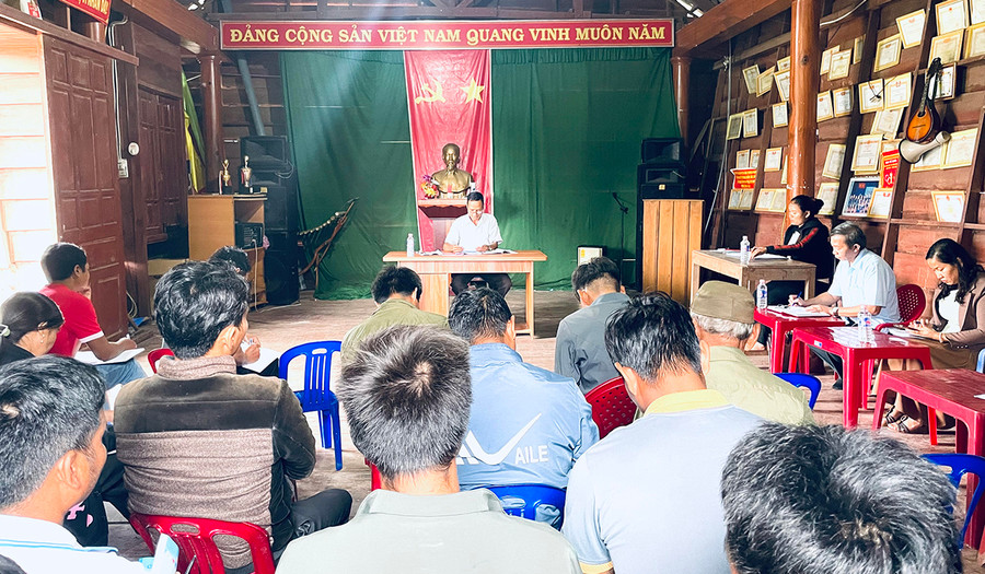 Quang cảnh buổi sinh hoạt chi bộ thường kỳ tháng 8 tại làng Leng Tô (thị trấn Đak Pơ, huyện Đak Pơ). Ảnh: Nguyễn Hiền