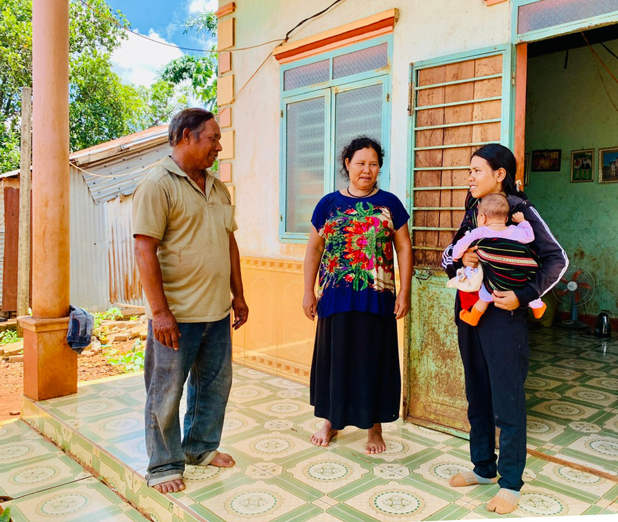 Ông Bo thường xuyên đến tận nhà để trò chuyện, nắm bắt tâm tư, nguyện vọng của bà con. Ảnh: Nhật Hào Ông Bo thường xuyên đến tận nhà để trò chuyện, nắm bắt tâm tư, nguyện vọng của bà con. Ảnh: Nhật Hào