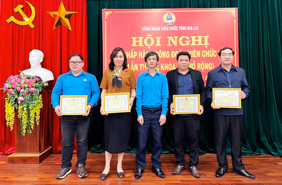 Công đoàn Viên chức tỉnh Gia Lai tặng giấy khen cho các tập thể, cá nhân có thành tích xuất sắc trong phong trào thi đua và xây dựng tổ chức Công đoàn năm 2022. Ảnh: Đ.Y
