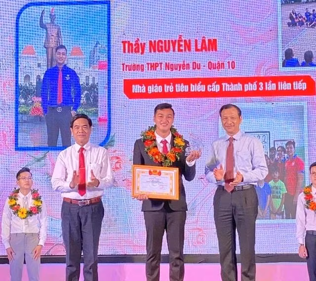 Thầy Lâm nhận danh hiệu “Nhà giáo trẻ tiêu biểu cấp thành phố". Ảnh: NVCC