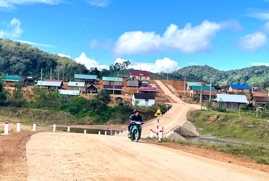 Dự án bố trí ổn định dân cư vùng thiên tai tại làng Kon Bông (xã Đak Rong, huyện Kbang) đã hỗ trợ đất ở, giúp hàng chục hộ dân thoát cảnh sống trong ngập lụt. Ảnh: Minh Triều