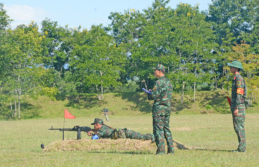 Đội Quân đoàn 3 thực hiện nội dung sử dụng súng đại liên và tiểu liên AK tiêu diệt mục tiêu. Ảnh: Sơn Tùng Đội Quân đoàn 3 thực hiện nội dung sử dụng súng đại liên và tiểu liên AK tiêu diệt mục tiêu. Ảnh: Sơn Tùng