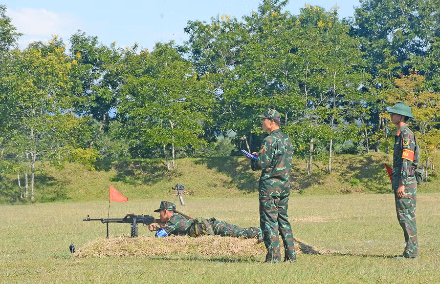 Đội Quân đoàn 3 thực hiện nội dung sử dụng súng đại liên và tiểu liên AK tiêu diệt mục tiêu. Ảnh: Sơn Tùng Đội Quân đoàn 3 thực hiện nội dung sử dụng súng đại liên và tiểu liên AK tiêu diệt mục tiêu. Ảnh: Sơn Tùng