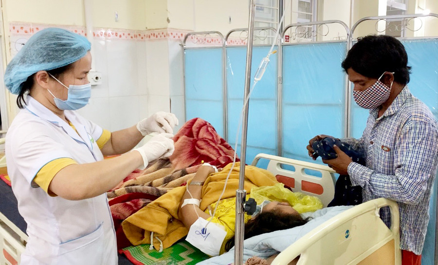 Bác sĩ khuyến cáo người dân khi có dấu hiệu ngộ độc thịt cóc cần đến cơ sở y tế để được cấp cứu kịp thời. Ảnh: N.N Bác sĩ khuyến cáo người dân khi có dấu hiệu ngộ độc thịt cóc cần đến cơ sở y tế để được cấp cứu kịp thời. Ảnh: N.N