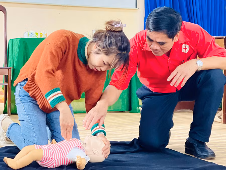 Chị Trần Thị Hà-nhân viên y tế Trường THCS và THPT Nguyễn Văn Cừ (xã Bờ Ngoong, huyện Chư Sê) thực hành kỹ năng sơ cấp cứu ban đầu. Ảnh: M.K
