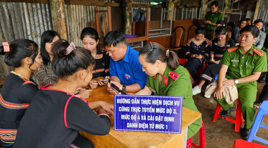 Các đơn vị chức năng và tổ chức đoàn thể phối hợp hướng dẫn người dân thực hiện dịch vụ công trực tuyến mức độ 3, 4 và cài đặt định danh điện tử mức 1. Ảnh: Bá Bính