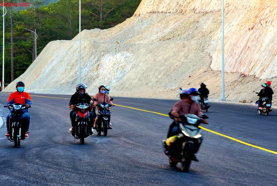 Vài vị trí khác còn bụi bặm mỗi khi gió lớn. Trong thời gian lưu thông tạm, sau 19 giờ đèo sẽ đóng để công nhân tiếp tục thi công, hoàn thiện dự án. Vài vị trí khác còn bụi bặm mỗi khi gió lớn. Trong thời gian lưu thông tạm, sau 19 giờ đèo sẽ đóng để công nhân tiếp tục thi công, hoàn thiện dự án.