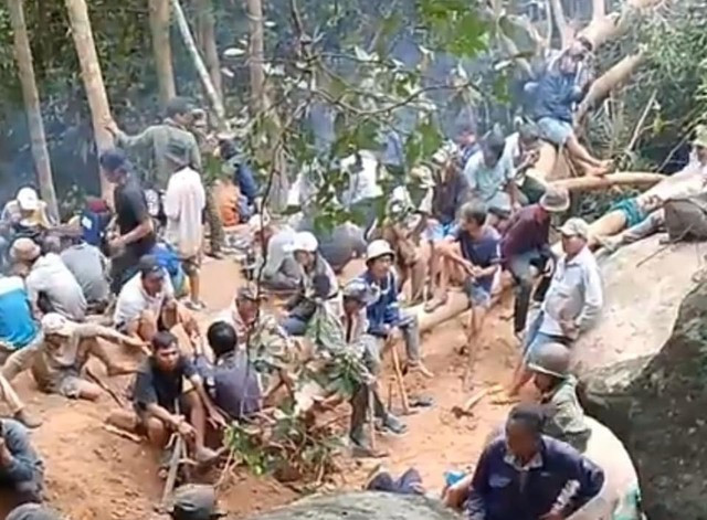 Nhiều người dân sau khi nghe tin đồn thất thiệt đã kéo nhau đi tìm trầm. Ảnh: C.T.V