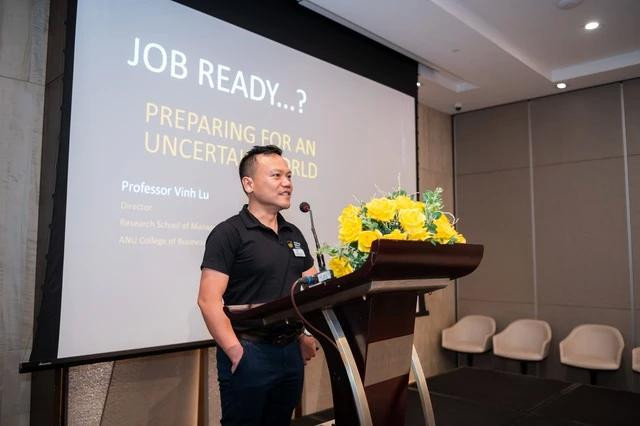 Giáo sư Lữ Nhật Vinh trong một sự kiện tuyển sinh đầu tháng 8 ở TP.HCM. Ảnh: NGỌC LONG