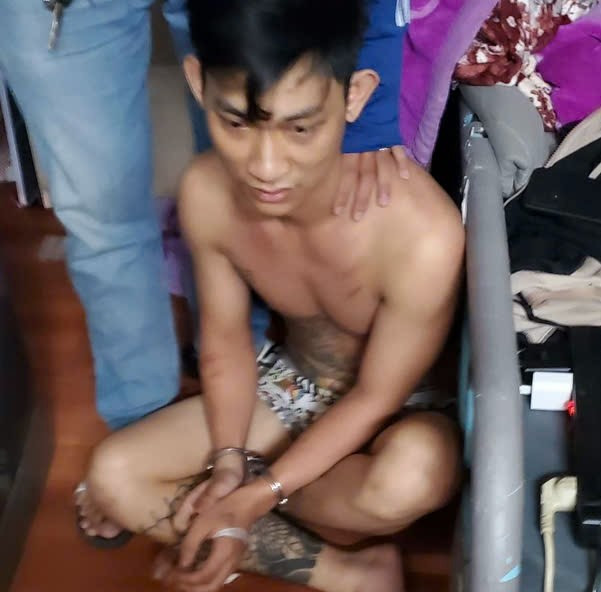 Các trinh sát bắt giữ khẩn cấp Huỳnh Hoàng Long tại nhà trọ của đối tượng Các trinh sát bắt giữ khẩn cấp Huỳnh Hoàng Long tại nhà trọ của đối tượng