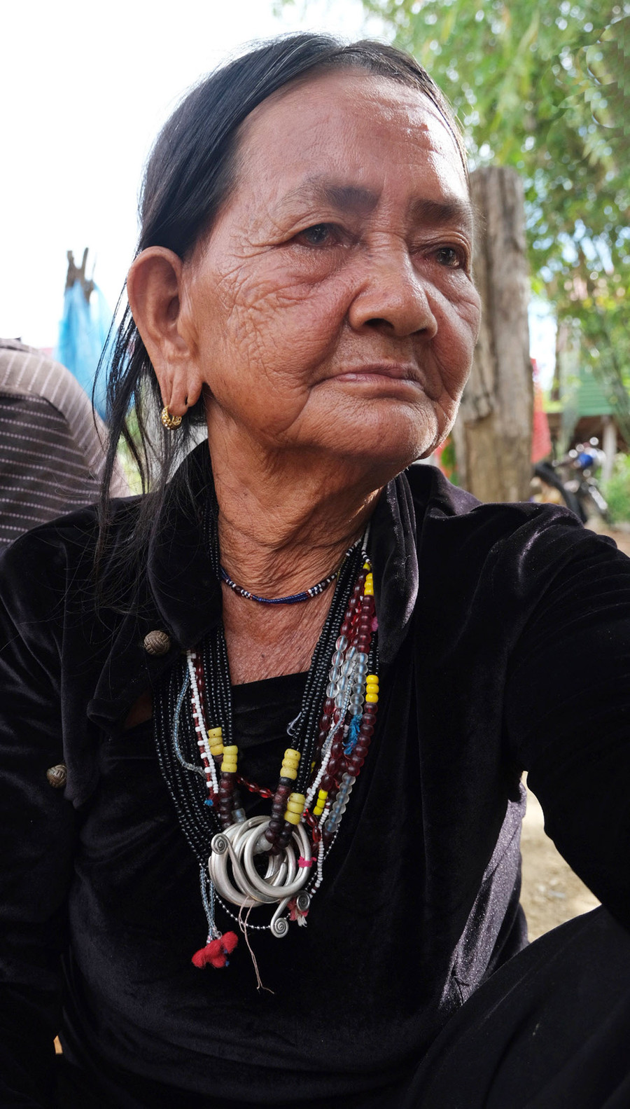 Bà Cit-làng Tờ Nùng-Măng (xã Ya Ma) xem hoa tai bạc như một sự nhắc nhớ về truyền thống văn hóa, gốc gác giàu có của gia đình. Ảnh: Hoàng Ngọc Bà Cit-làng Tờ Nùng-Măng (xã Ya Ma) xem hoa tai bạc như một sự nhắc nhớ về truyền thống văn hóa, gốc gác giàu có của gia đình. Ảnh: Hoàng Ngọc