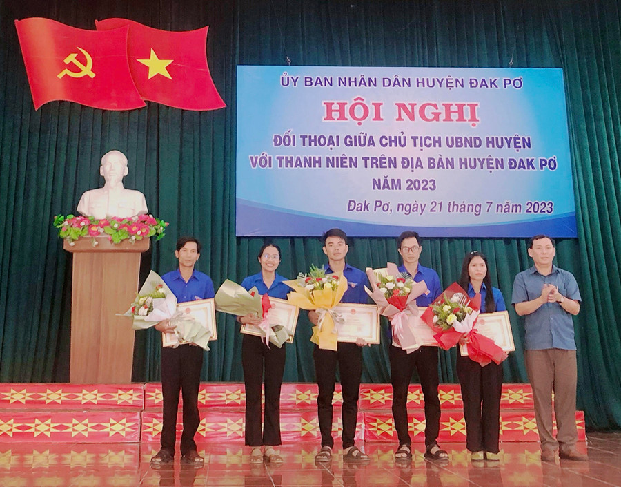 Chủ tịch UBND huyện Đak Pơ đã tặng giấy khen cho 5 thanh niên điển hình tiên tiến trong khởi nghiệp, lập nghiệp. Ảnh: Lan Anh