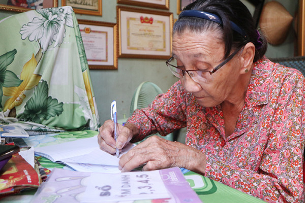 Không gian phòng trọ của cô giáo bán vé số giúp trẻ em nghèo.