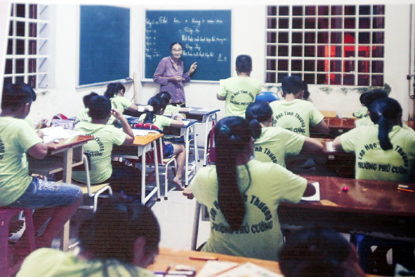 Cô giáo Nguyễn Thị Ba cùng học sinh trên lớp.