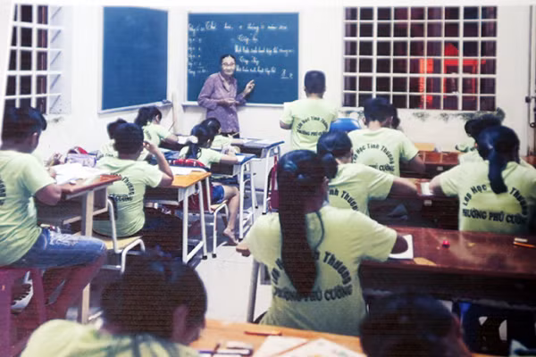 Cô giáo Nguyễn Thị Ba cùng học sinh trên lớp.