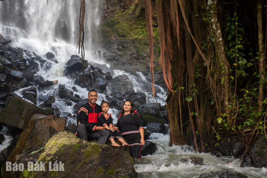 Thác Ea Brơ là điểm đến lý tưởng của người dân địa phương trong những ngày nghỉ, lễ.
