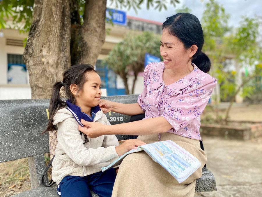 Với em Đinh Thị Tâm, cô Nguyễn Thị Như Yến như người mẹ hiền thứ hai. Ảnh: Mộc Trà Với em Đinh Thị Tâm, cô Nguyễn Thị Như Yến như người mẹ hiền thứ hai. Ảnh: Mộc Trà