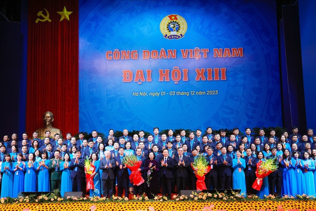 Bà Trương Thị Mai, Ủy viên Bộ Chính trị, Thường trực Ban Bí thư, Trưởng ban Tổ chức Trung ương đã tặng hoa chúc mừng Ban Chấp hành khóa mới