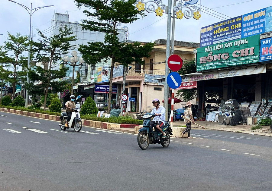 Một người tham gia giao thông từ đường Tô Hiệu đi ngược đường Lý Thái Tổ để rẽ qua đường Lê Thị Hồng Gấm. Ảnh: M.P Một người tham gia giao thông từ đường Tô Hiệu đi ngược đường Lý Thái Tổ để rẽ qua đường Lê Thị Hồng Gấm. Ảnh: M.P