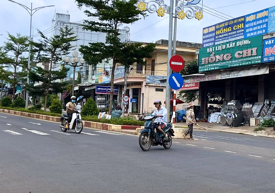 Một người tham gia giao thông từ đường Tô Hiệu đi ngược đường Lý Thái Tổ để rẽ qua đường Lê Thị Hồng Gấm. Ảnh: M.P