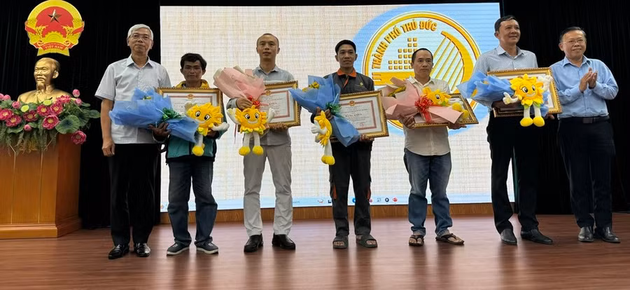 Lãnh đạo TPHCM và lãnh đạo TP Thủ Đức trao hoa, bằng khen đến 5 cá nhân có hành động dũng cảm cứu người trong vụ TNGT ở chân cầu Phú Mỹ ngày 8-8. Lãnh đạo TPHCM và lãnh đạo TP Thủ Đức trao hoa, bằng khen đến 5 cá nhân có hành động dũng cảm cứu người trong vụ TNGT ở chân cầu Phú Mỹ ngày 8-8.