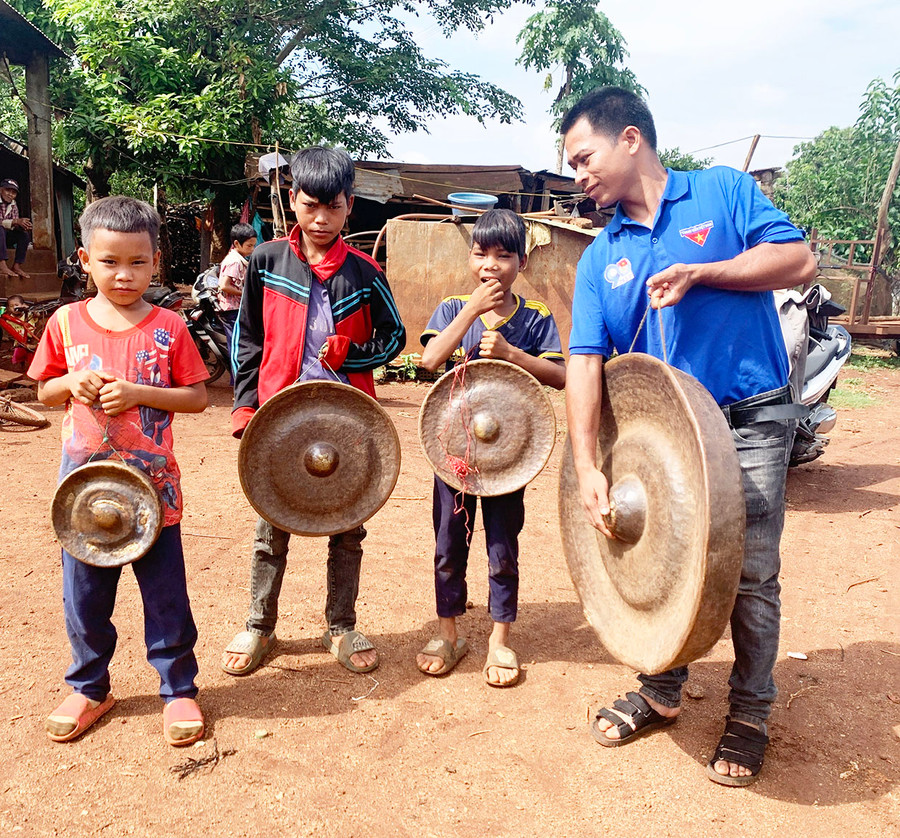 Anh Siu Hao truyền dạy cồng chiêng cho các em nhỏ trong làng. Ảnh: R&apos;Ô HOK