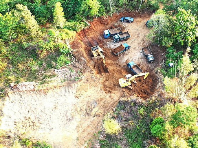 Hình ảnh khai thác đất trái phép mà nhà báo Tuấn Nguyễn ghi nhận Hình ảnh khai thác đất trái phép mà nhà báo Tuấn Nguyễn ghi nhận