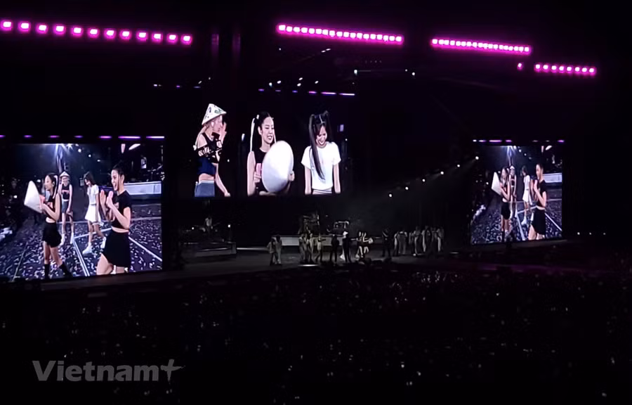 Blackpink mang "đặc sản" nón lá lên sân khấu tour lưu diễn, góp phần quảng bá hình ảnh văn hóa Việt Nam. (Ảnh: PV/Vietnam+)