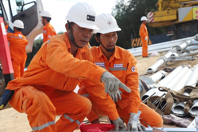 Chi phí tăng, gánh nặng lỗ lớn, nhu cầu đầu tư tăng cao và quyền điều chỉnh giá được nới rộng khiến khả năng tăng giá điện là rất lớn. Ảnh EVNSPC Chi phí tăng, gánh nặng lỗ lớn, nhu cầu đầu tư tăng cao và quyền điều chỉnh giá được nới rộng khiến khả năng tăng giá điện là rất lớn. Ảnh EVNSPC