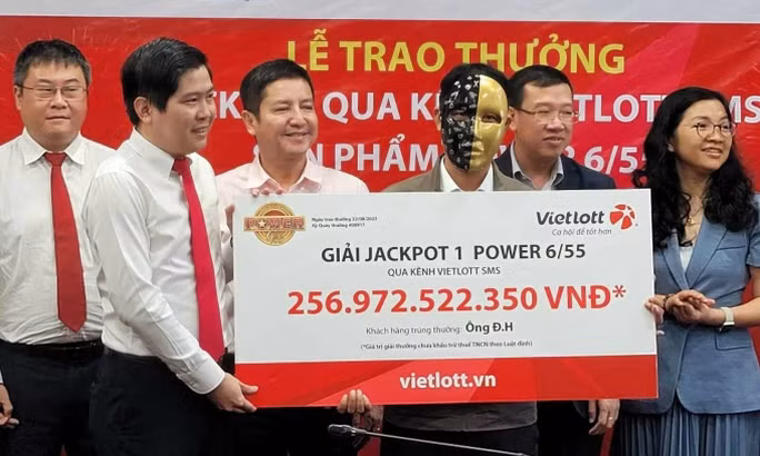 Ông Đ.H mua vé số Power 6/55 qua ứng dụng Vietlott SMS và đã trúng giải Jackpot 1