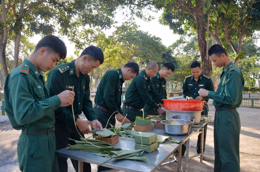 Cán bộ, chiến sỹ Đồn Biên phòng Bo Heng (Đắk Lắk) gói bánh chưng đón Tết. (Ảnh: Hoài Thu/TTXVN)